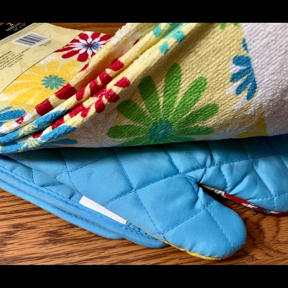 7 Piece Kitchen Set with Towels Oven Mitt Flowers - Picture 3 of 9